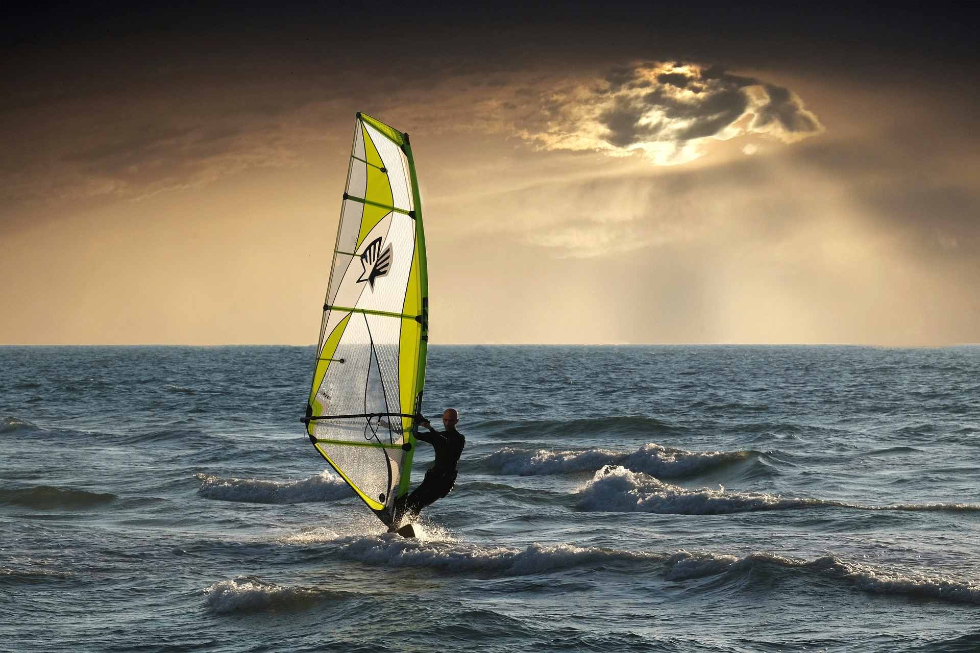 Ein Bild von einem Windsurfer