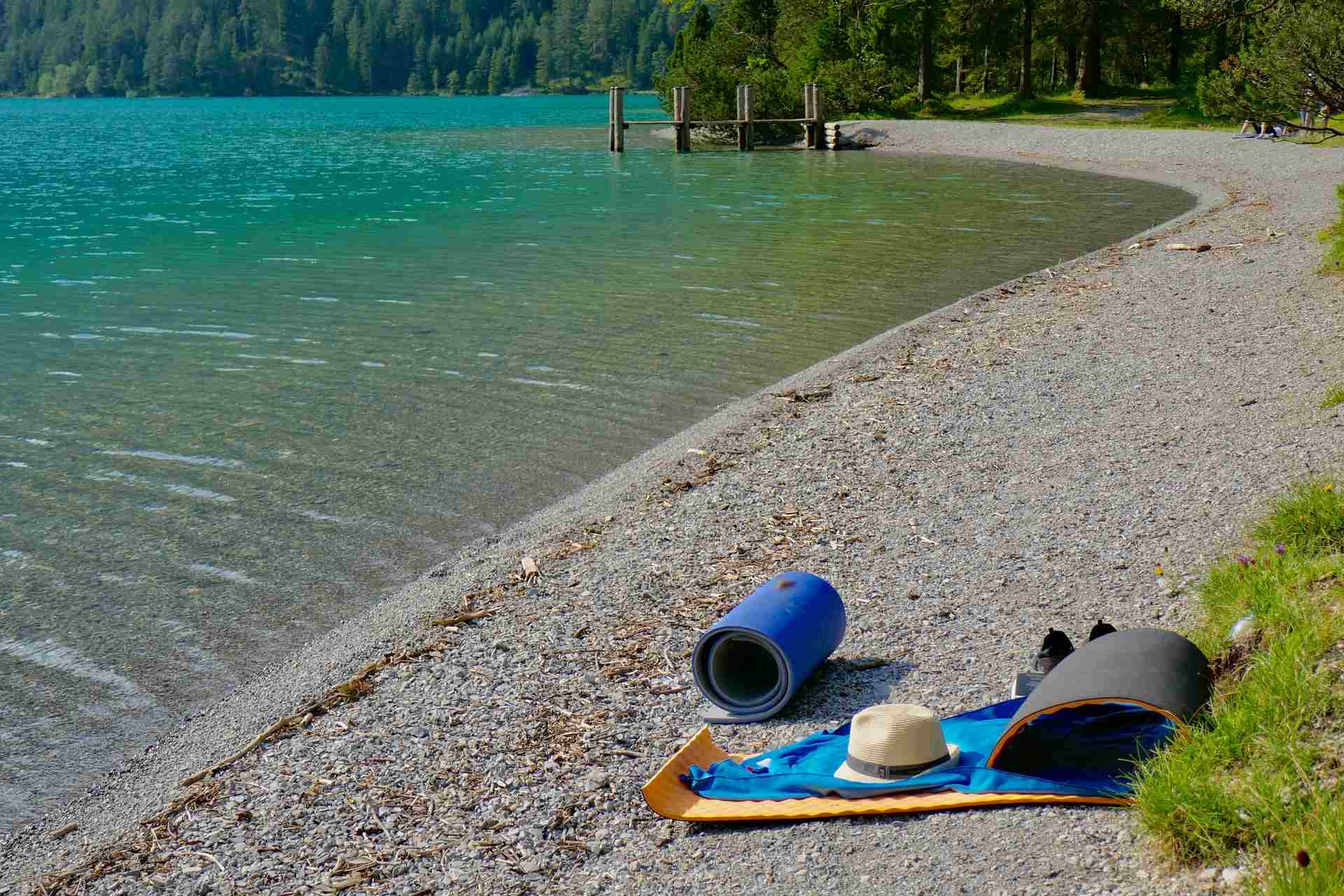 Eine Matte liegt am Strand