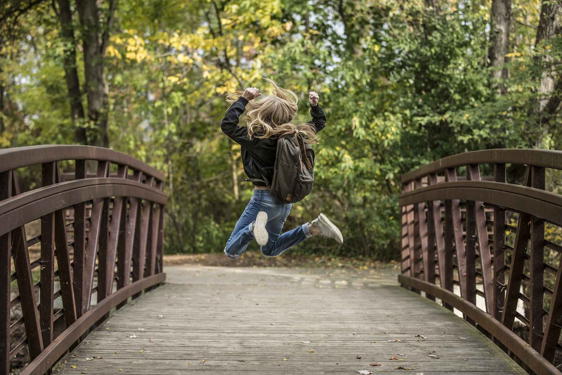 Eine Frau auf einer Brücke