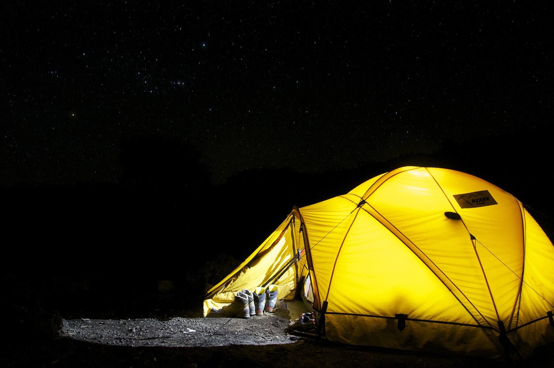 Ein beleuchtetes Zelt bei Nacht